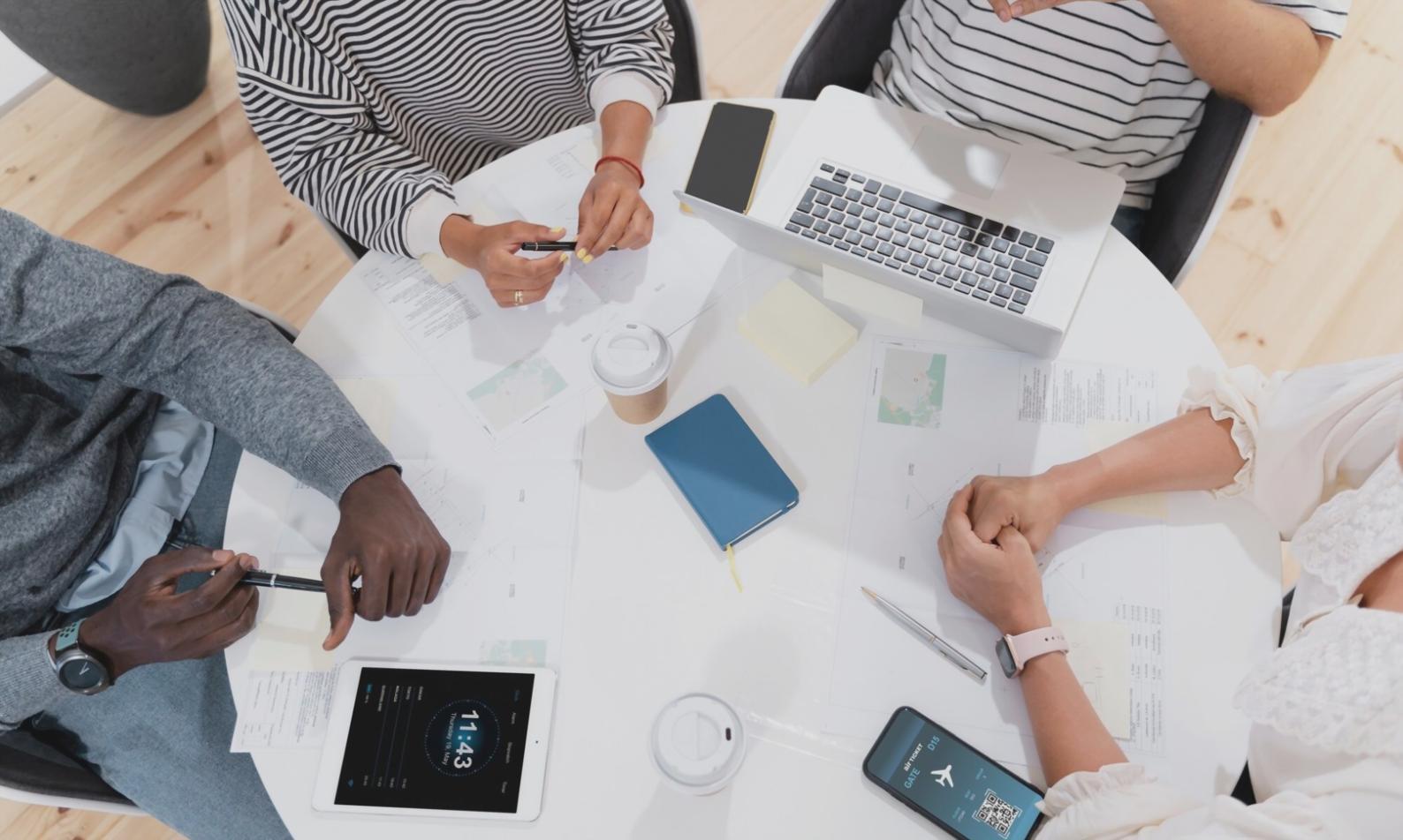 Étudiant international consultant ses documents financiers